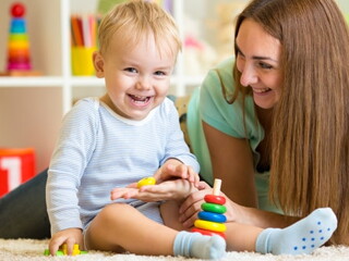 femme joue et parle avec bébé