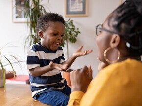 Illustration maman enervée avec enfant faisant une bêtise Illustration maman enervée avec enfant faisant une bêtise