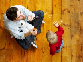 papa_qui_fait_des_bulles_avec_bebe.jpg Papa qui fait des bulles avec son bébé