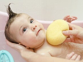 bebe dans son bain bebe dans son bain