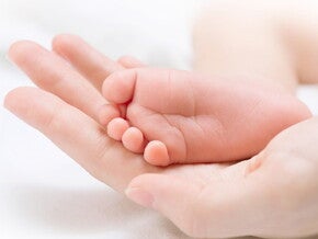 caresse sur le petit pied de bebe caresse sur le petit pied de bebe