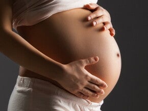 femme enceinte qui pose les mains sur son ventre femme enceinte qui pose les mains sur son ventre