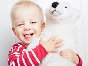 bebe avec un gros ours en peluche bebe avec un gros ours en peluche