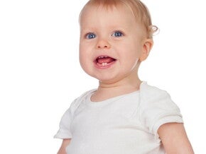 Bébé debout sur fond blanc est en train de parler Bébé debout sur fond blanc est en train de parler