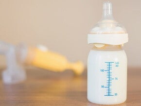 Sevrage d'allaitement de bébé et biberon Sevrage d'allaitement de bébé et biberon