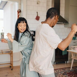 Couple qui s'embrasse apprenant une nouvelle grossesse Couple qui s'embrasse apprenant une nouvelle grossesse