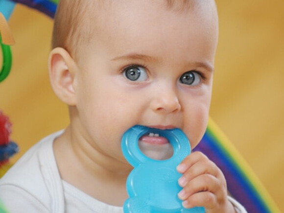 Dents qui poussent, comment soulager la douleur de bébé ?