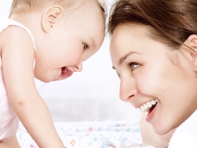 maman et bebe qui se regardent