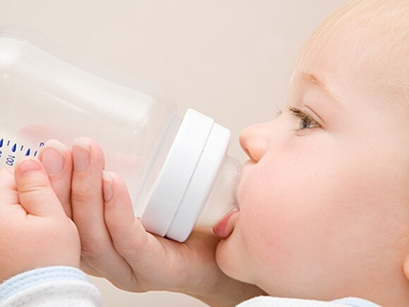 Quantité lait pour bébé : guide dès 6 mois à 3 ans