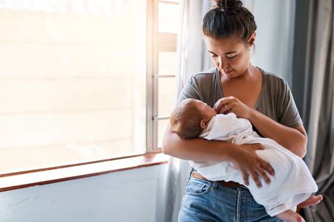 Maman allaitant son bébé au lait maternel