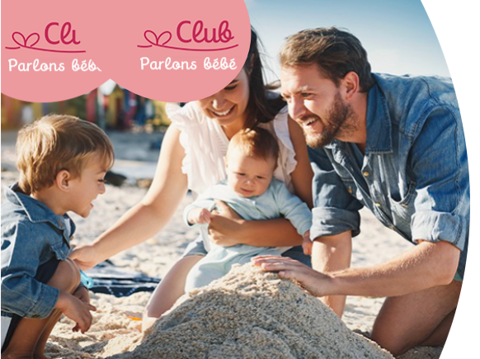 Famille avec parents, bébé et enfants jouant à la plage