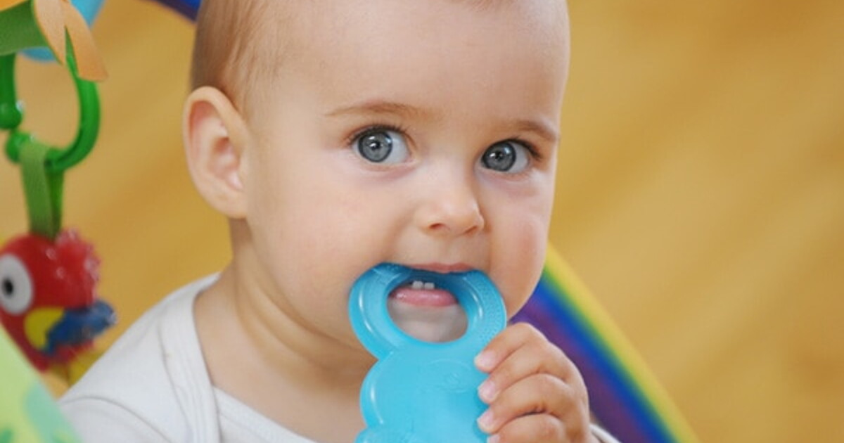 Une moufle de dentition pour soulager les dents de bébé - Vidéo Dailymotion